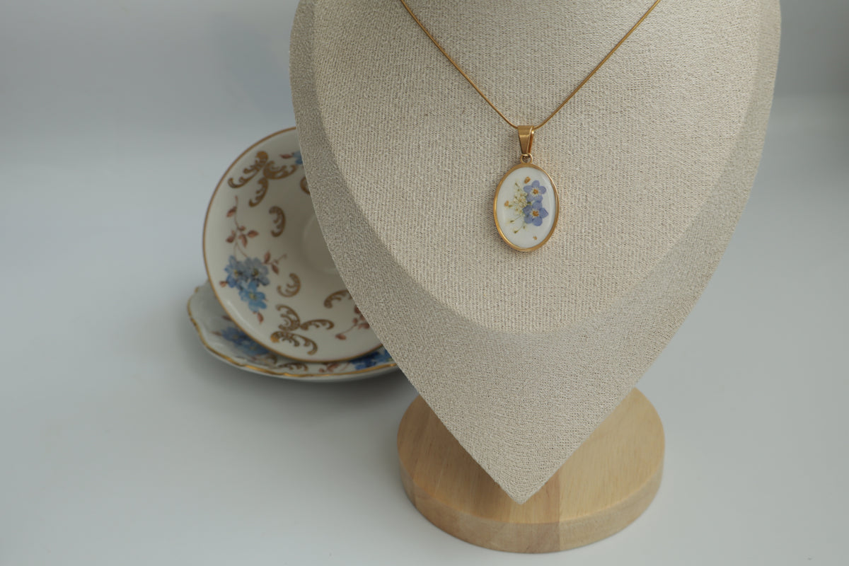 Sora Ovale Kette – echtes Vergissmeinnicht in Resin verewigt