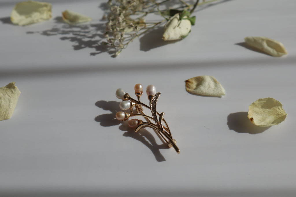 Blumenbrosche mit echten Süßwasserperlen