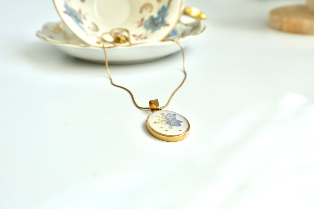 Sora Ovale Kette – echtes Vergissmeinnicht in Resin verewigt