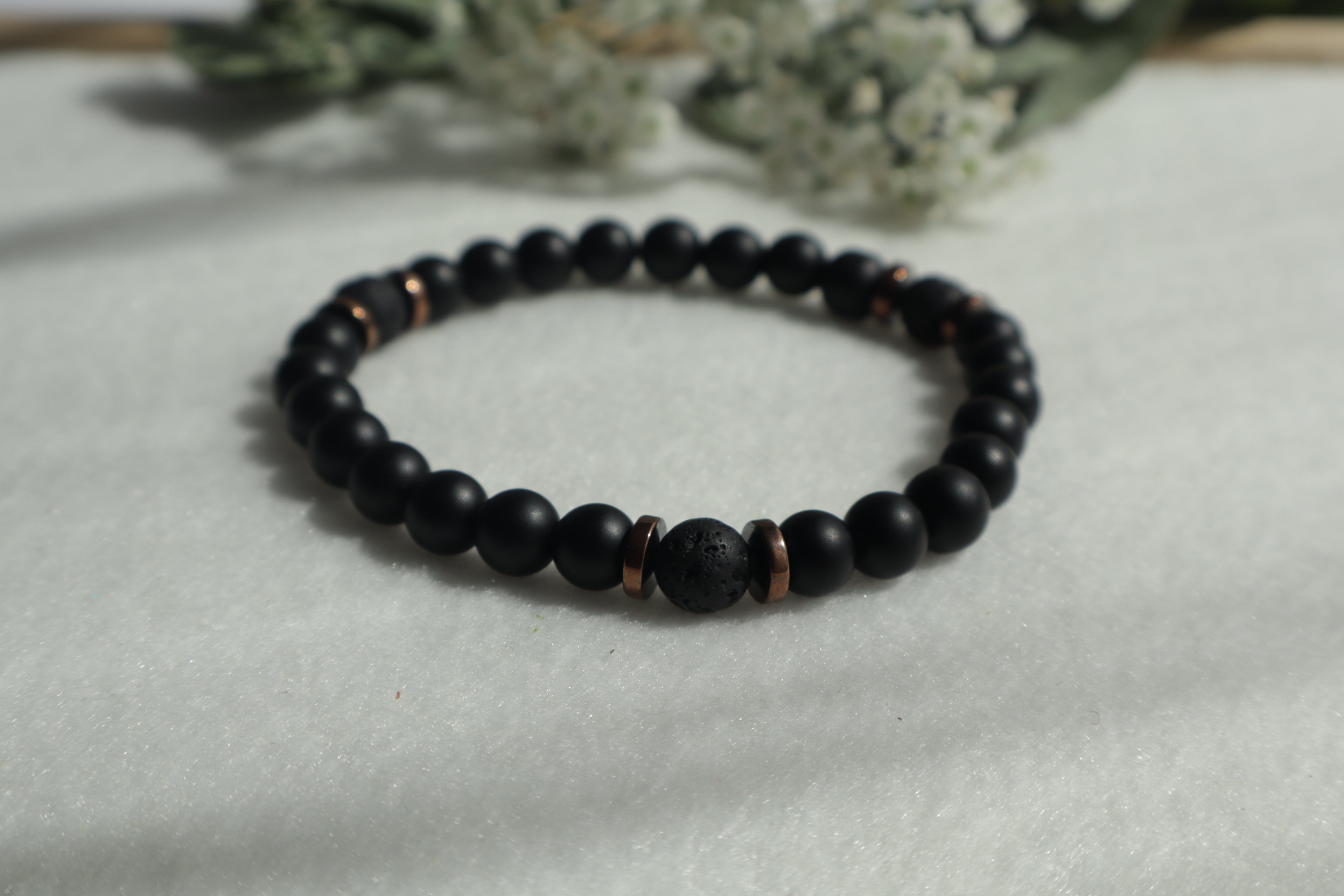 Zeitlose Naturstein Armbänder – Elastisch & Individuell