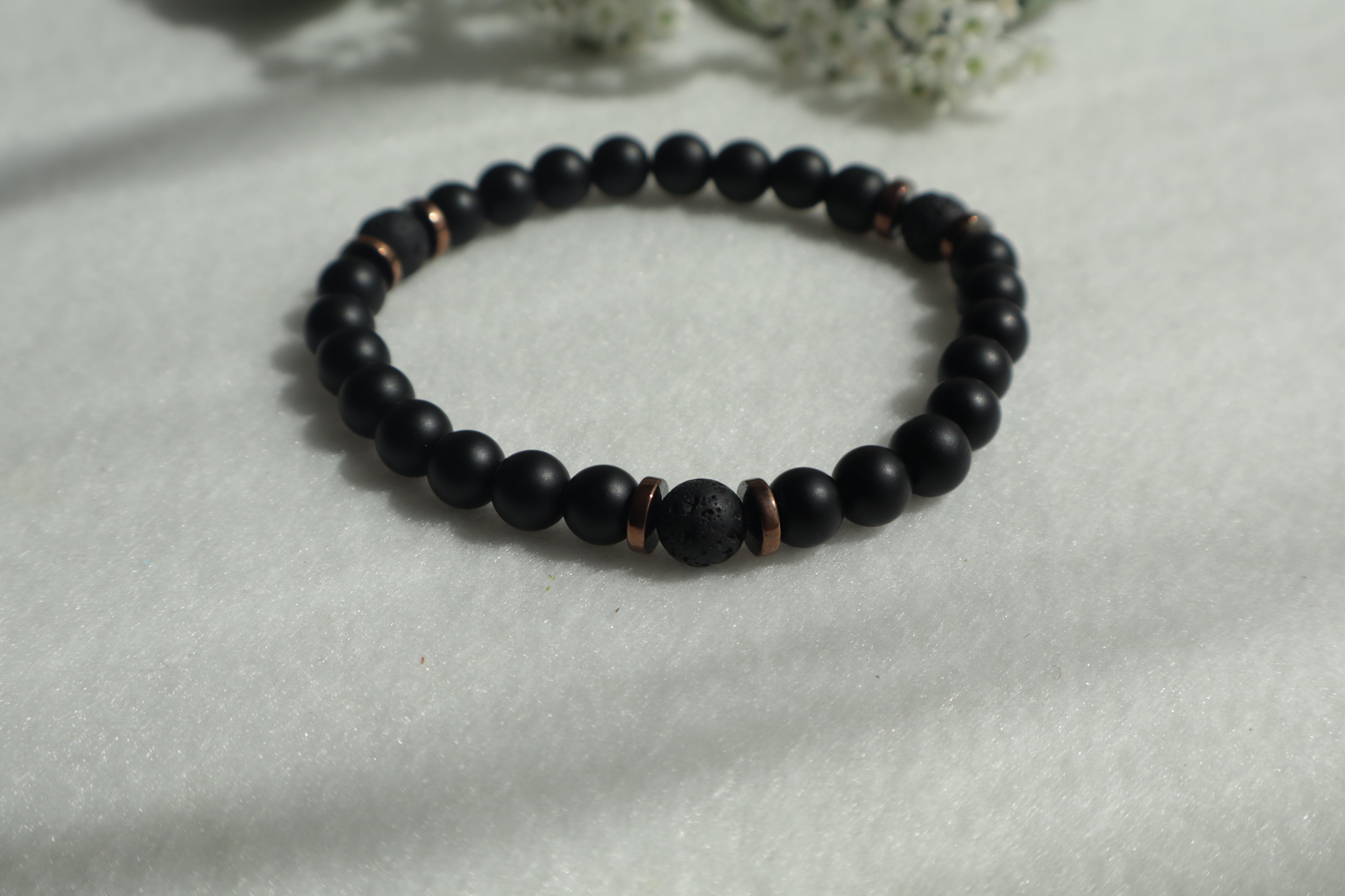 Zeitlose Naturstein Armbänder – Elastisch & Individuell