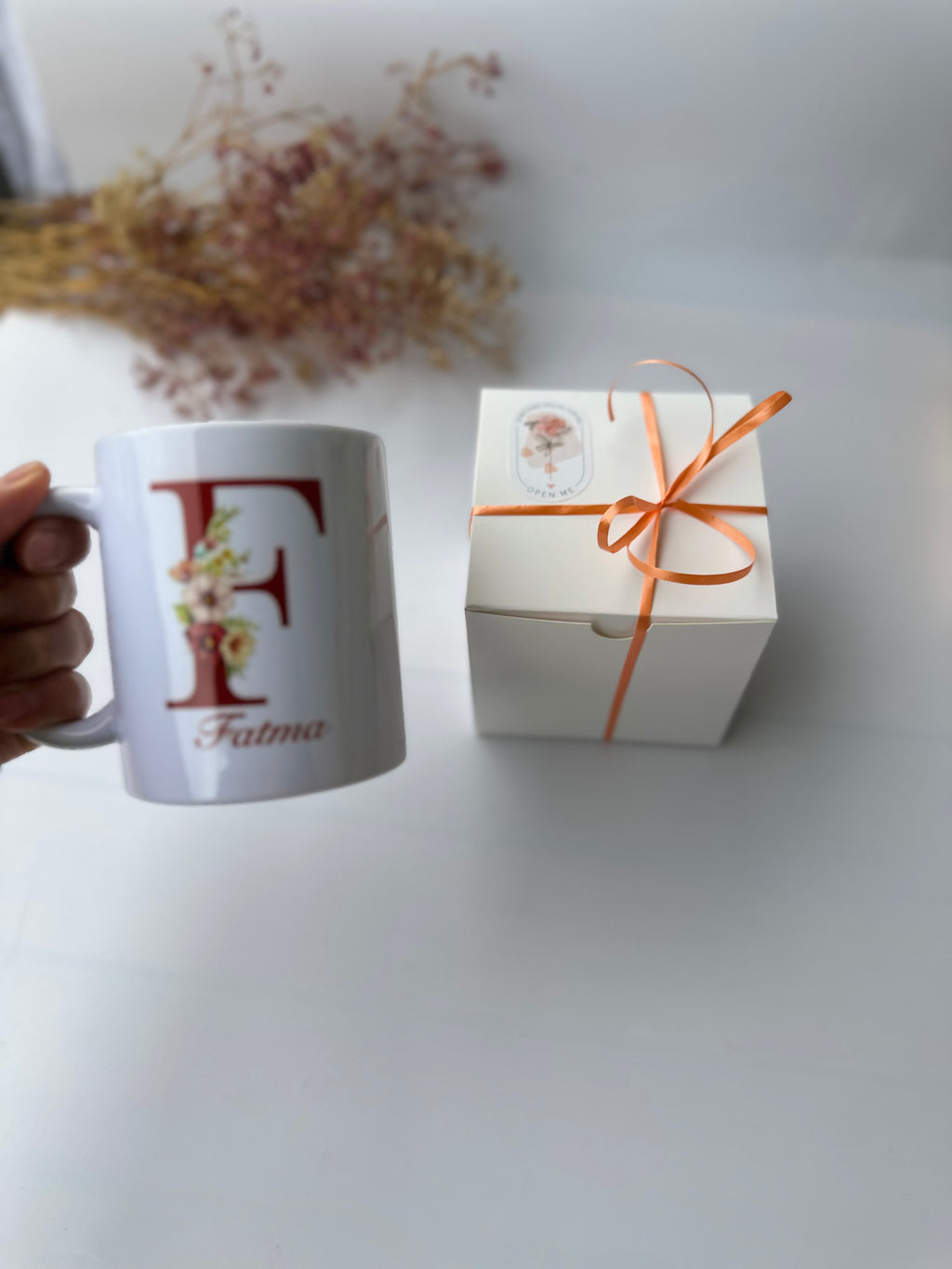 Personalisierte Tasse mit Blumen Design und Namen