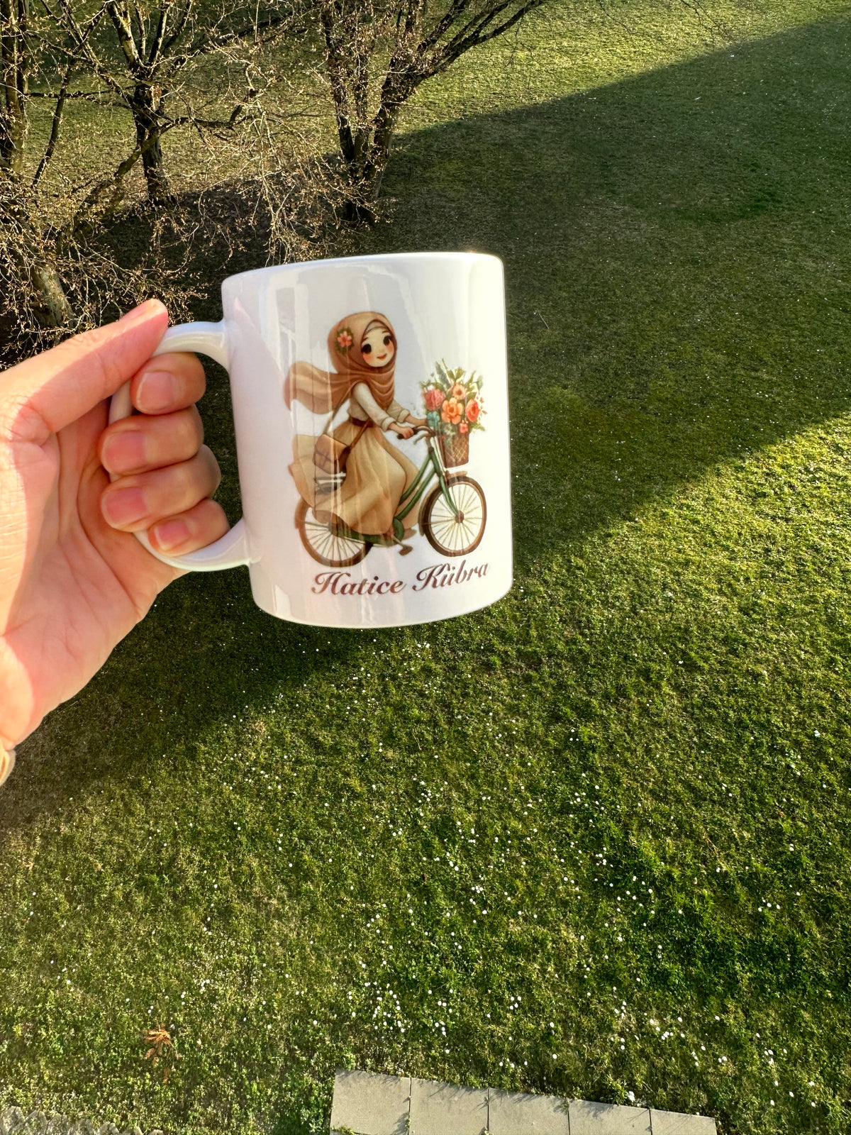 Personalisierte Tasse – Fahrradfahrendes Mädchen & Name Design