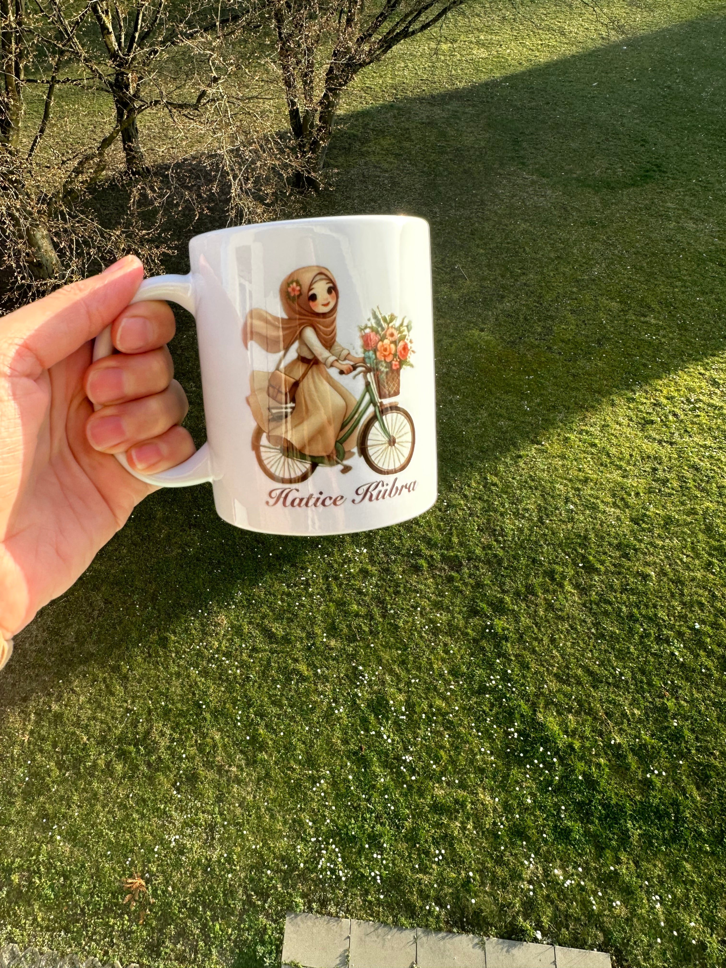 Personalisierte Tasse – Fahrradfahrendes Mädchen & Name Design