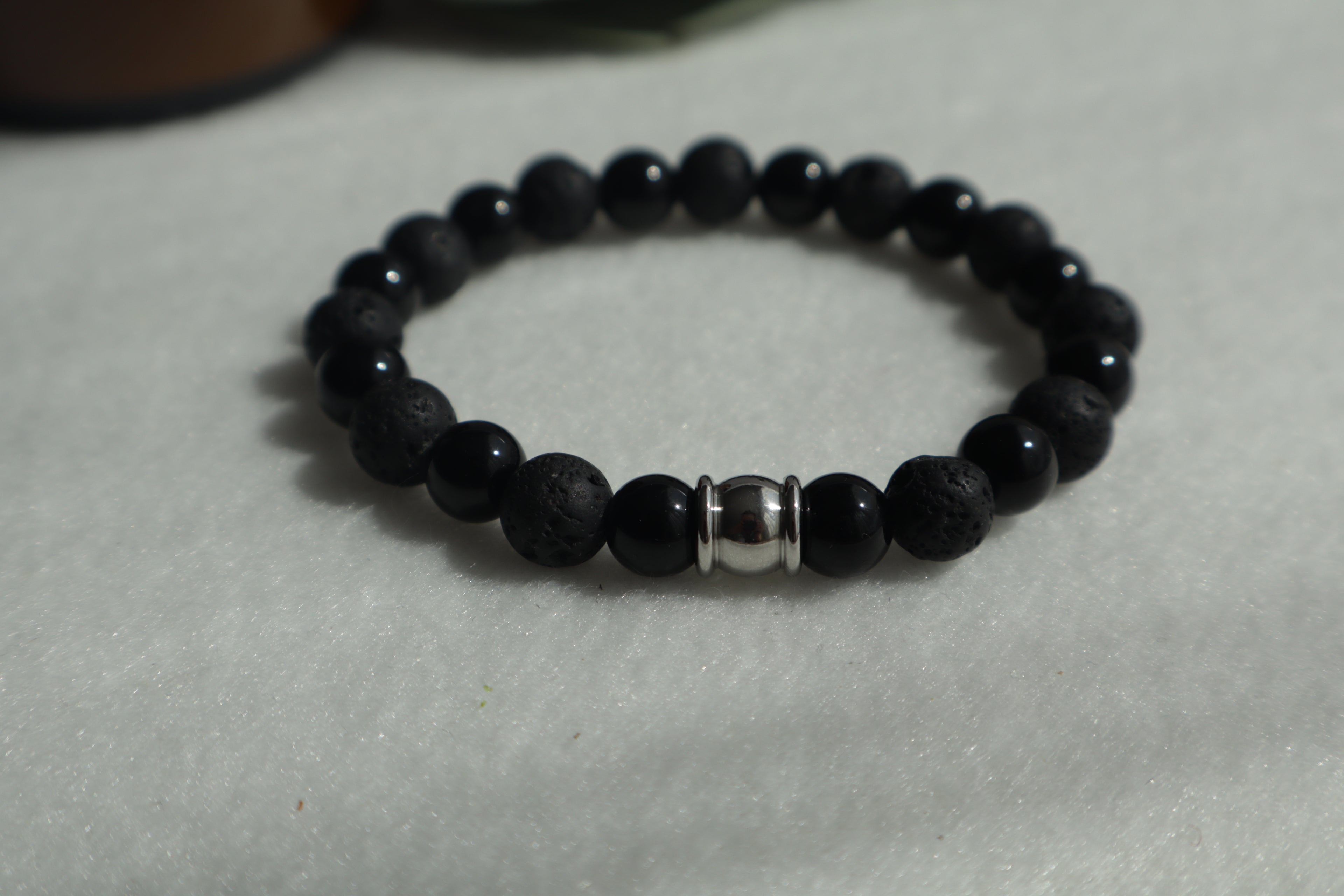 Zeitlose Naturstein Armbänder – Elastisch & Individuell