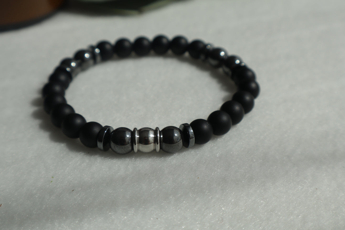 Zeitlose Naturstein Armbänder – Elastisch & Individuell