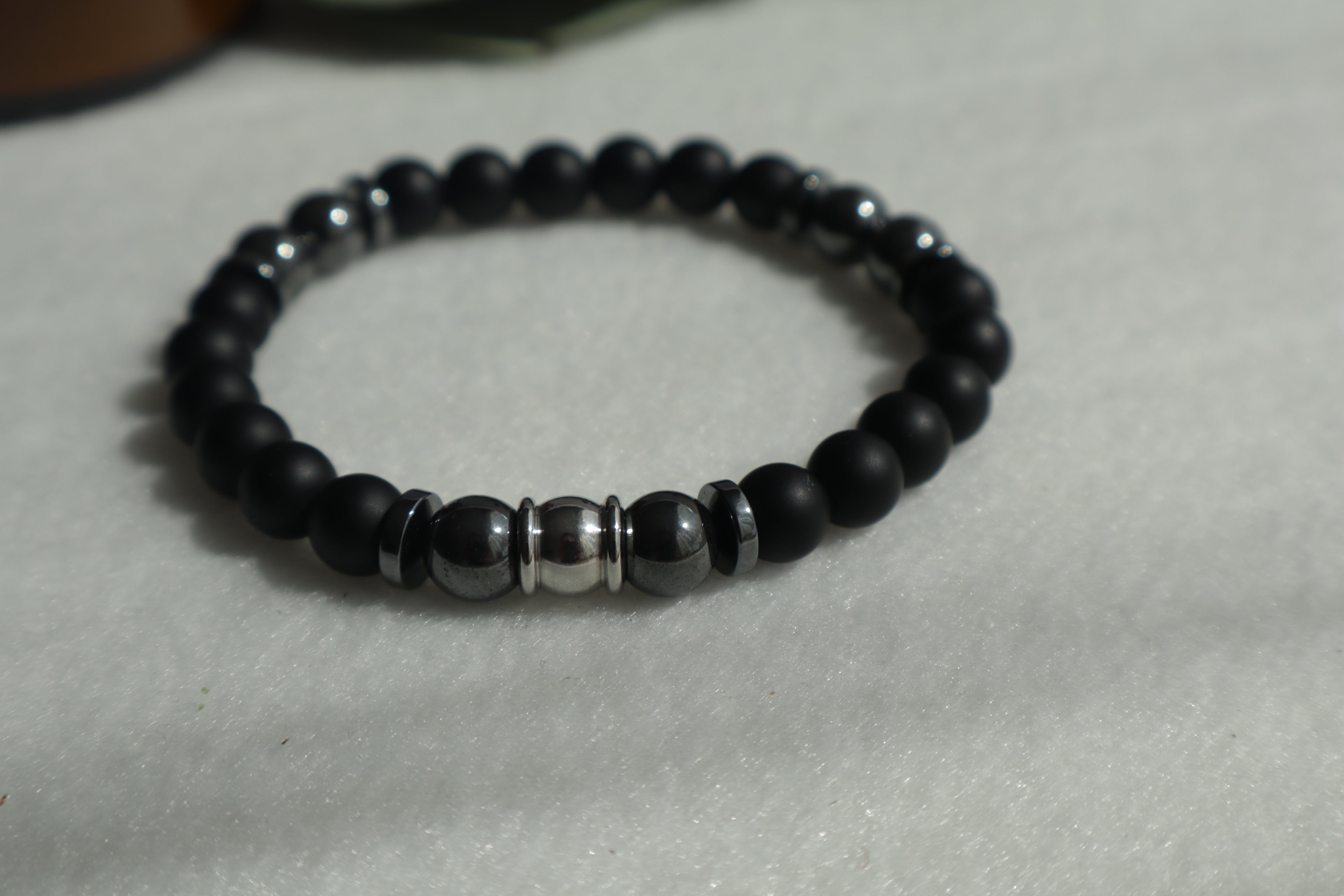 Zeitlose Naturstein Armbänder – Elastisch & Individuell