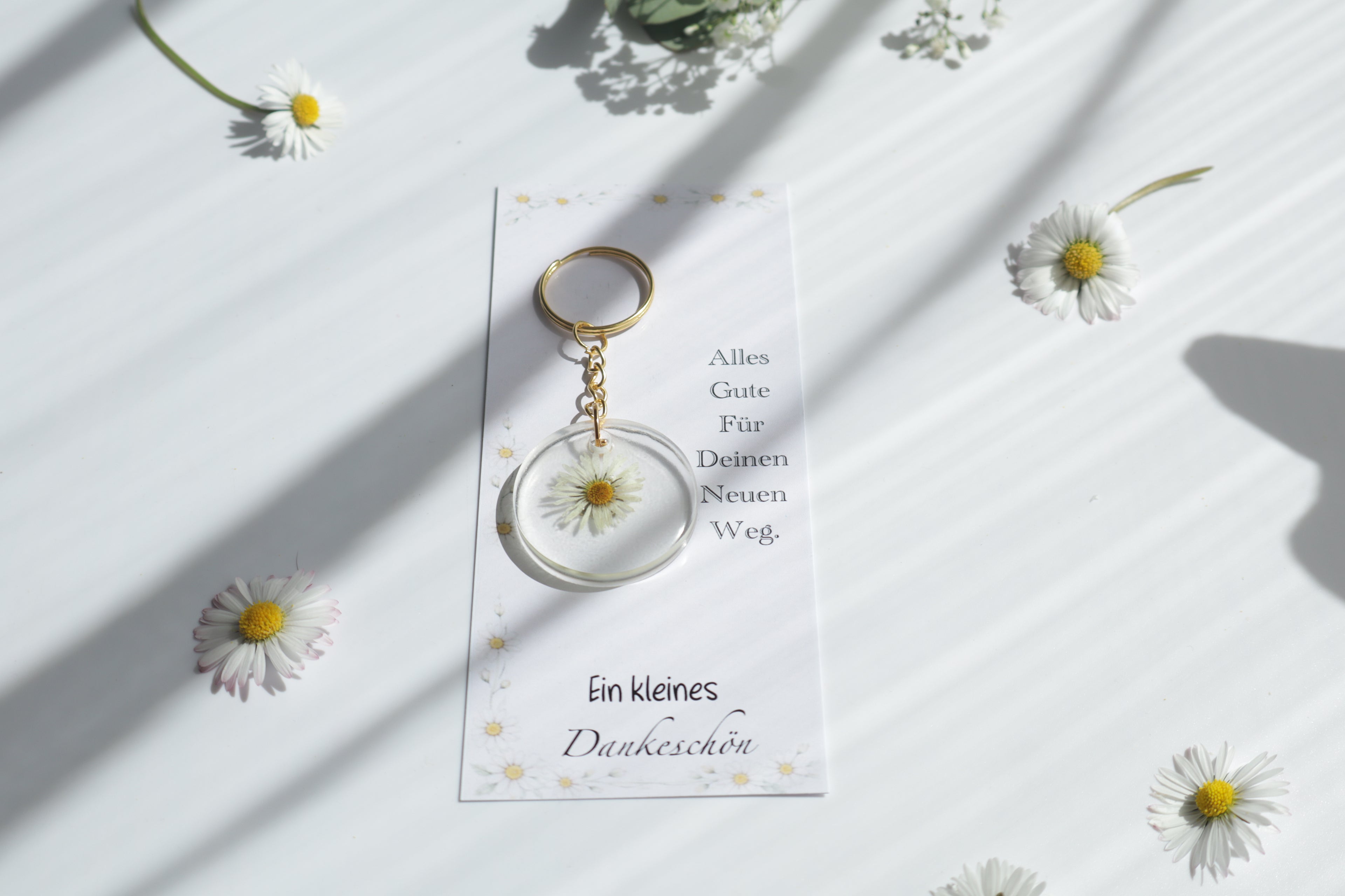 Gänseblümchen Wunsch – Epoxid Schlüsselanhänger mit Karte