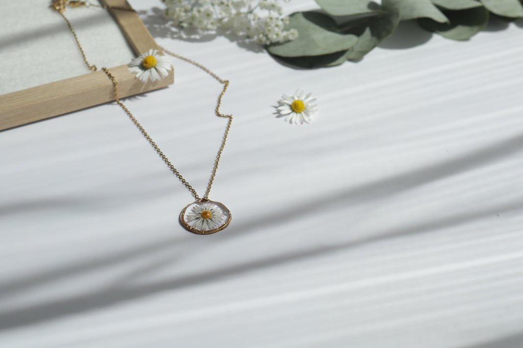 Lia - Gänseblümchen Echte Blumen Epoxidharz Halskette
