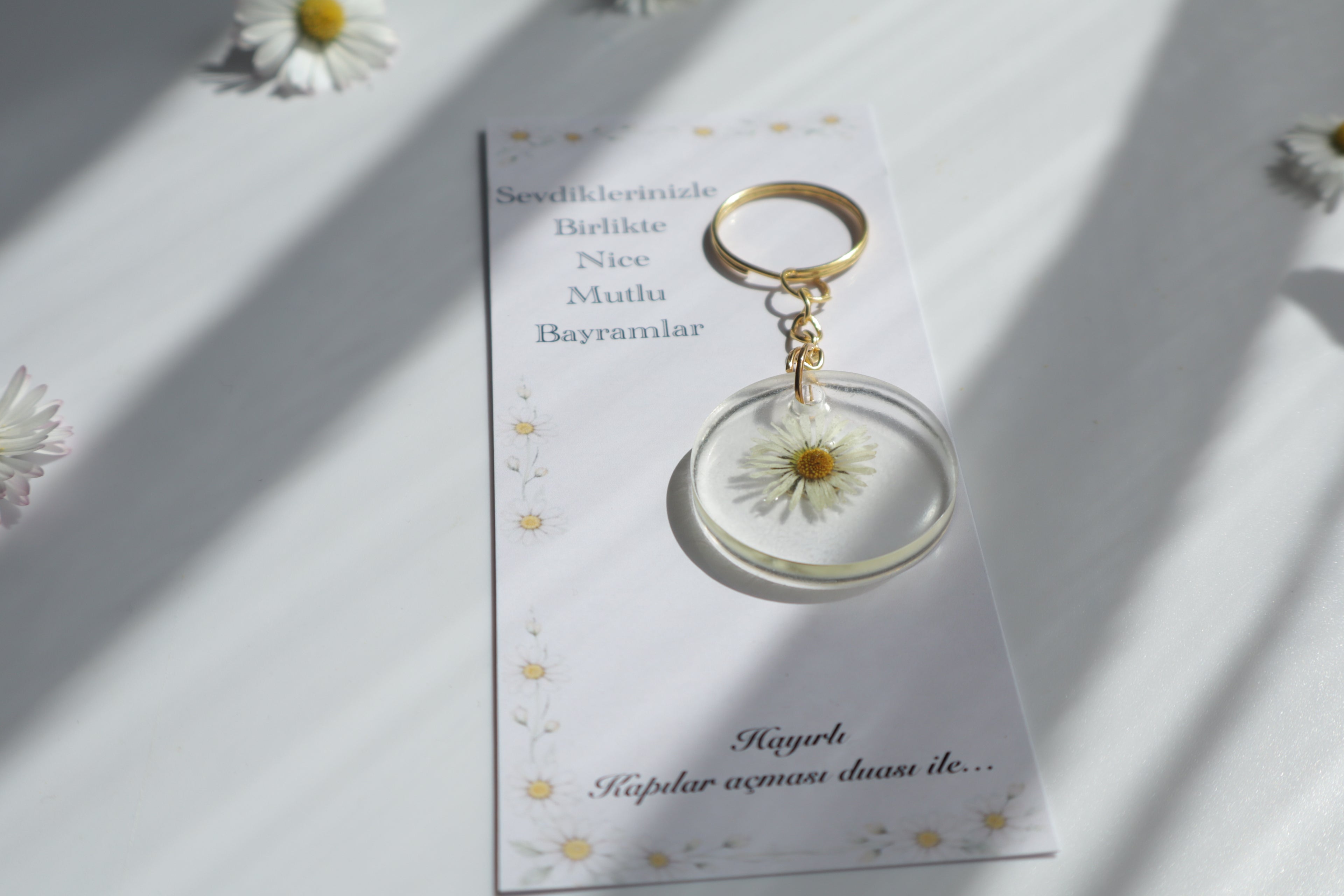 Gänseblümchen Wunsch – Epoxid Schlüsselanhänger mit Karte