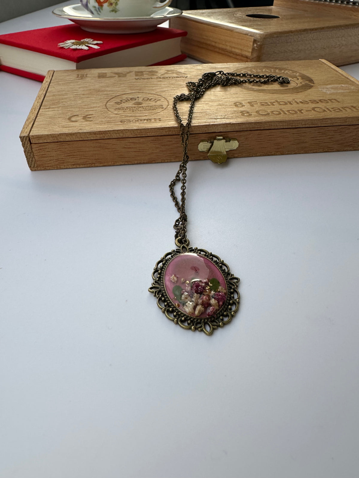 Lia Kette – echte Schleierkrautblüte in Resin verewigt