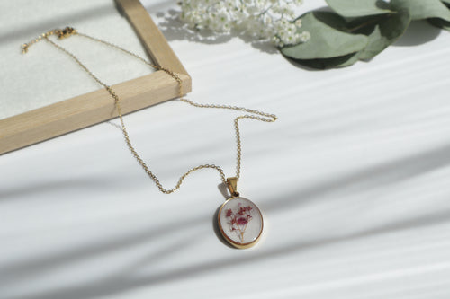 Alba - Rosa Schleierkraut Echte Blumen Epoxidharz Halskette