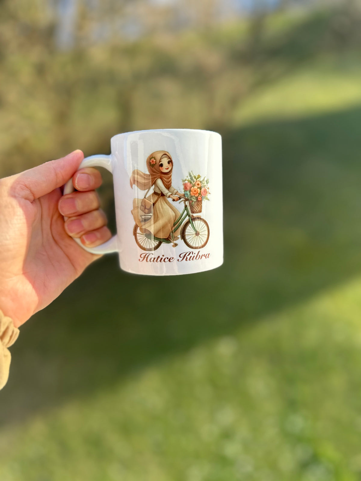 Personalisierte Tasse – Fahrradfahrendes Mädchen & Name Design