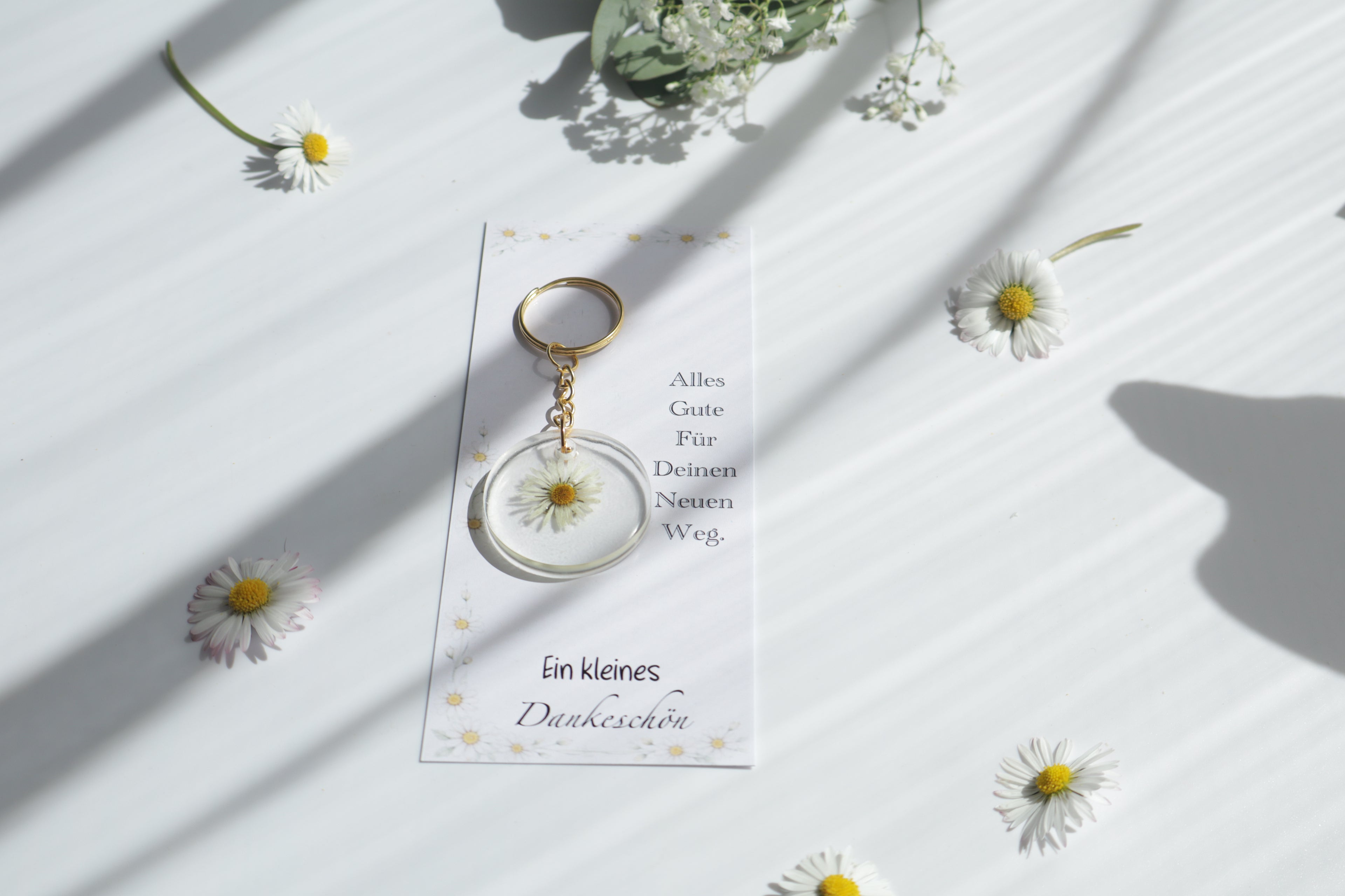 Gänseblümchen Wunsch – Epoxid Schlüsselanhänger mit Karte
