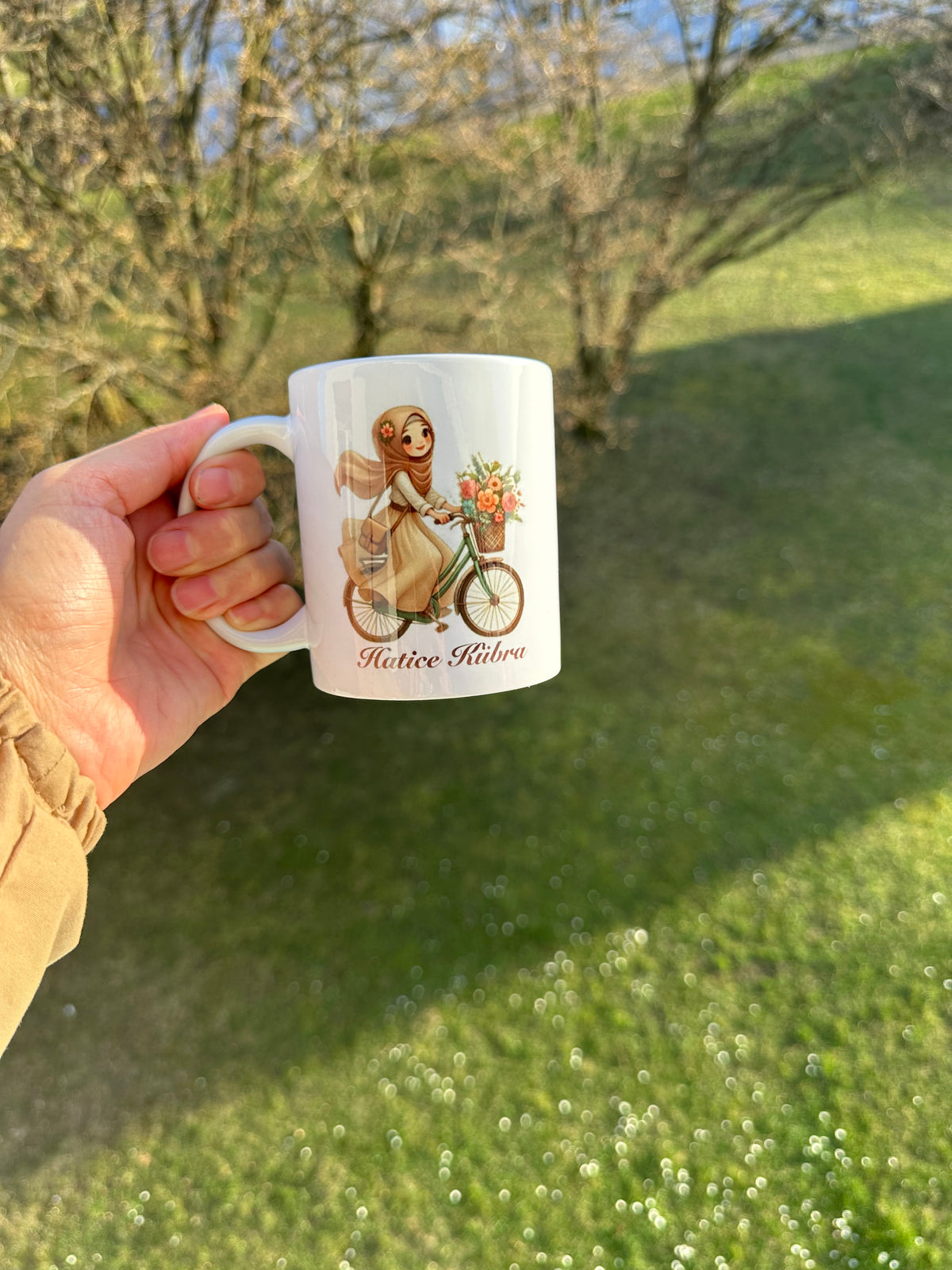 Personalisierte Tasse – Fahrradfahrendes Mädchen & Name Design
