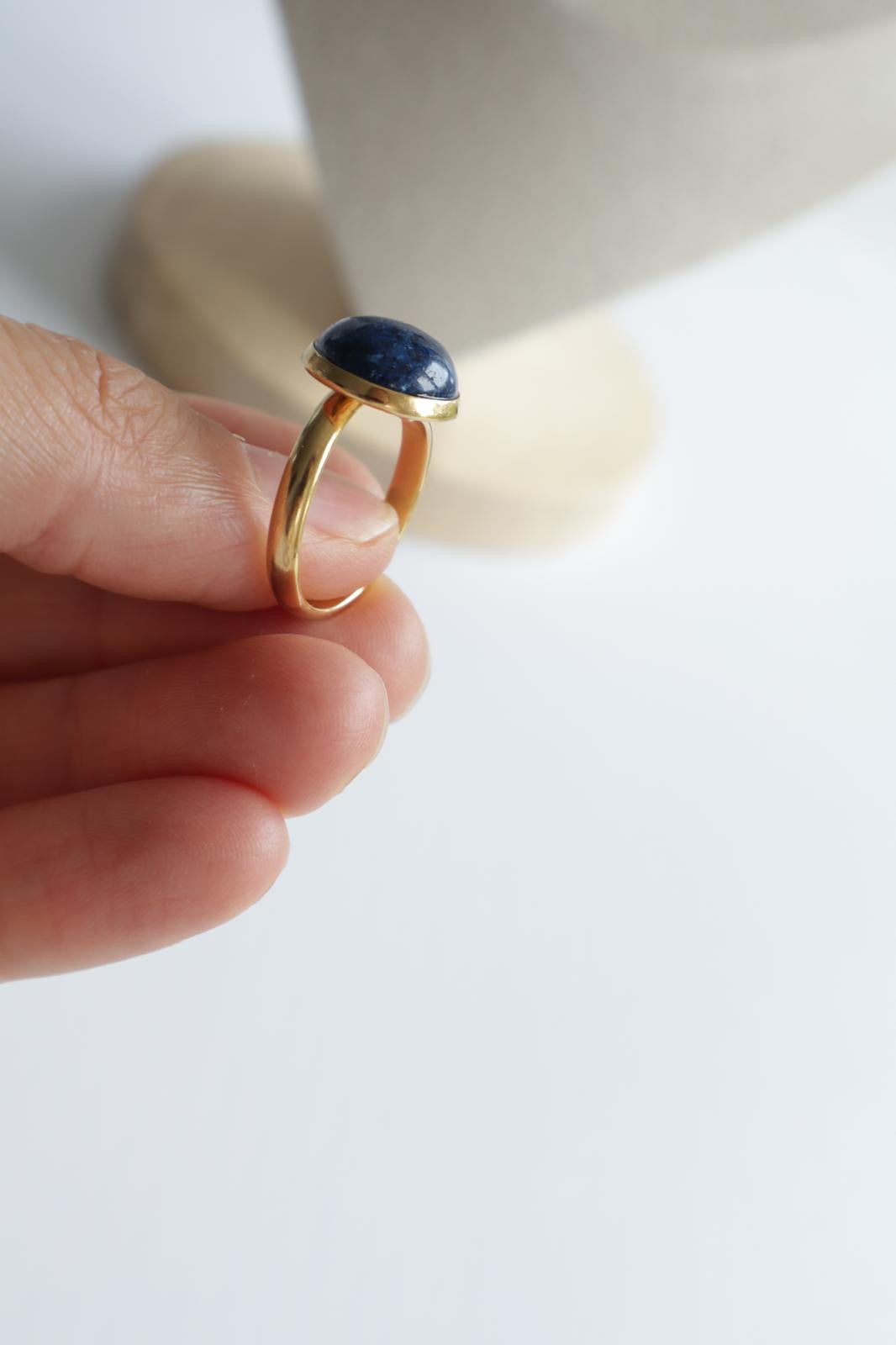 Lapis Lazuli Ring – Verstellbarer Natursteinring aus vergoldetem Edelstahl