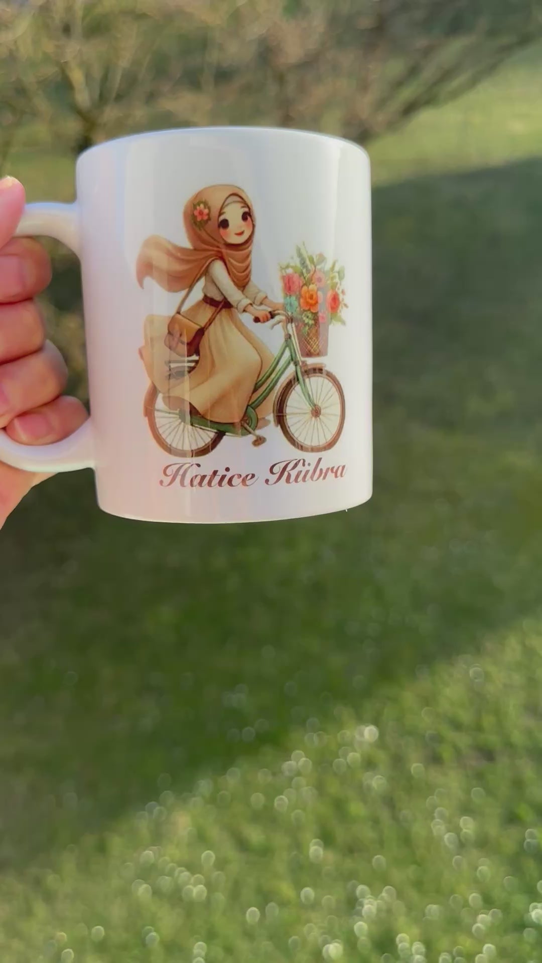 Personalisierte Tasse – Fahrradfahrendes Mädchen & Name Design